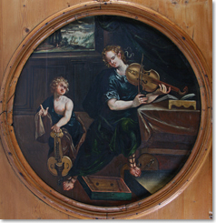 In einem der ältesten und besterhaltenen Wohnräume des Schlosses war ursprünglich die Bibliothek untergebracht. Die Decke zieren Bilder mit antik gekleideten Frauen, die Musikinstrumente spielen.