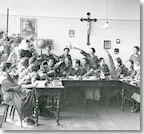 Titel : Unterricht im Mädchen-Lyzeum in Neuendettelsau, 1928 - Bildbeschreibung : Das Schul- und Ausbildungswesen der großen diakonischen Anstalten wurde in den 1920er-Jahren auch mit staatlicher Hilfe erheblich ausgebaut. Allein in Neuendettelsau gab es zu dieser Zeit über 20 Schulen. Ab 1937 wurden die meisten dem NS-Staat unterstellt. - Bildnachweis : Diakonie Neuendettelsau, Archiv