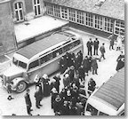 Titel : Abtransport von Heimbewohnern der Neuendettelsauer Pflegeanstalt in Bruckberg, 1941 - Bildbeschreibung : In vielen Behindertenheimen unternahm die Leitung nichts um den Abtransport ihrer Schutzbefohlenen zu verhindern. - Bildnachweis : Diakonie Neuendettelsau, Archiv