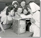 Titel : Probieren einer Lebensmittelspende in der Klinik Hallerwiese in Nürnberg, 1949 - Bildbeschreibung : Die Versorgung mit Nahrungsmitteln bildete einen Schwerpunkt der Tätigkeit von Hilfswerk und Innerer Mission in der Nachkriegszeit. Vor allem Spenden aus dem Ausland halfen die Not zu lindern. - Bildnachweis : Diakonisches Werk Bayern, Nürnberg