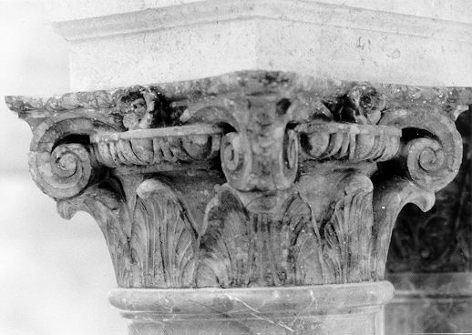 Chapiteau compos� d'elements