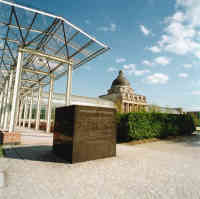 Pierre comm�morative- Cliquez sur l'image pour l'agrandir (54 KB)