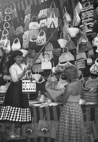 Banco per la vendita di borsette, probabilmente a Firenze