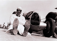 Hans Stuck davanti alla sua vettura da corsa Auto Union