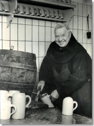 Brother Elisäus the brewmaster tapping beer in Kreuzberg Monastery (Rhön) (Photo: Franziskaner Klosterbetriebe GmbH / Klosterbrauerei Kreuzberg)