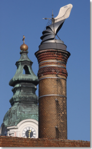 Der Darrkamin der Brauerei, im Hintergrund die Klosterkirche von Aldersbach (Foto: Archiv Brauerei Aldersbach)