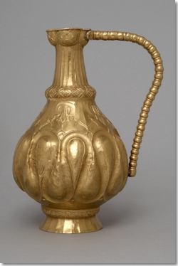 Krug aus dem Goldschatz von Nagyszentmiklós<br><br>Der aus 21karätigem Gold gearbeitete Krug stammt aus dem nach seinem Fundort so genannten Goldschatz von Nagyszentmiklós (heute Sânnicolau Mare in Rumänien).<br><br>Der Schatz gilt mit 23 Gefäßen und einem Gewicht von insgesamt zehn Kilogramm als der größte erhaltene Goldschatz des europäischen frühen Mittelalters. Die Goldgefäße zeigen die vielfältigen kulturellen Einflüsse im südöstlichen Donauraum am Beginn des 8. Jahrhunderts. Konkret nachweisen lassen sich in den Gefäßen byzantinische, südrussische, mittelasaiatische, spätsassanidische und awarische Elemente.<br><br>Vermutlich war das repräsentative Geschirr einst im Besitz der Awaren. Das Reitervolk siedelte im Frühmittelalter im Karpatenbecken. Den Untergang des kulturell hochstehenden Awarenreich besiegelten die Feldzüge Karls des Großen in den Jahren 791 und 803. Ein Großteil des awarischen Königsschatzes wurde in der Folge nach Aachen gebracht und wohl dort eingeschmolzen.<br><br>Zur Zeit des Schatzfundes 1799 gehörte das Gebiet zur k. u. k. Doppelmonarchie Österreich-Ungarn, gelangte so in den Besitz der Wiener Hofkanzlei und damit in heute österreichischen Staatsbesitz.<br><br>Krug aus dem Goldschatz von Nagyszentmiklós Gold 21 Karat, Kupferlegierung mit Goldummantelung 1. Hälfte 8. Jh.<br><br>© Kunsthistorisches Museum, Wien<br><br>Verwendung nur im Rahmen der Berichterstattung zur Bayerisch-Oberösterreichischen Landesausstellung 2012.<br>Abdruck honorarfrei, Beleg erbeten (HdBG, Pf 101751, 86007 Augsburg)