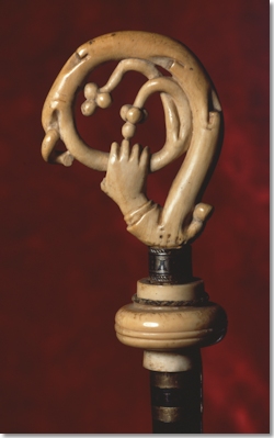 Abtsstab des heiligen Godehard<br><br>Abtsstab des heiligen Godehard, des ersten heilig gesprochenen Altbayers, der zu Lebzeiten Abt der Benediktinerabtei Niederaltaich und Bischof von Hildesheim war<br><br>Godehard (960/961-1038) war ab 996/997 Abt der Benediktinerabtei Niederaltaich und seit 1022 Bischof von Hildesheim, wo sich auch seine Grabstätte befindet. Godehard war vehementer Verfechter der Klosterreform nach Gorzer Vorbild, die ein strenges Leben nach der Benediktsregel forderte. Überdies betonte diese Reform zwar die Eigenständigkeit der Klöster gegenüber dem Landesherrn und der Diözese, stellte aber nicht die Einflussnahme des Königs auf die Abtwahlen der Reichsklöster infrage. Kaiser Heinrich II. (973-1024) setzte Godehard als Leiter verschiedener reformbedürftiger Klöster ein, darunter die älteste bayerische Benediktinerabtei Tegernsee. Auch im Stift Kremsmünster, einer Gründung Tassilos III., soll Godehard von 1007 bis 1013 gewirkt haben. Papst Innozenz II. (1130-1143) sprach Godehard am 29. Oktober 1131 heilig. Der Stab des heiligen Godehard wird im Kloster Niederaltaich als Reliquie verwahrt.<br><br>Abtsstab des heiligen Godehard<br>Krümme: Walrosszahn Bamberg (?) um 1020<br><br>© Benediktinerkloster Niederaltaich<br><br>Verwendung nur im Rahmen der Berichterstattung zur Bayerisch-Oberösterreichischen Landesausstellung 2012.<br>Abdruck honorarfrei, Beleg erbeten (HdBG, Pf 101751, 86007 Augsburg)