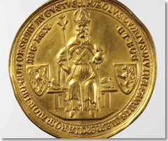Siegel der Goldenen Bulle<br><br>Die Goldene Bulle von 1356: Neuordnung im Reich – Österreich bleibt außen vor.<br><br>Mit der „Goldenen Bulle“ regelte Kaiser Karl IV. 1356 die Wahl des deutschen Königs für, wie sich herausstellen sollte, die folgenden 450 Jahre. Er legte in dieser Verfassungsurkunde überdies die Rangordnung im Reich unumstößlich fest. Für den ehrgeizigen Habsburger Rudolf IV. war es ein herber Schlag, dass Österreich dabei ungenannt blieb, während die Wittelsbacher mit der Pfalzgrafschaft bei Rhein und der Markgrafschaft Brandenburg – vorübergehend – gleich zwei Sitze im Kreis der Kurfürsten erhielten.<br><br>Siegel der Goldenen Bulle (Pfälzisches Exemplar) Wachs, Gold; 1356<br><br>© Bayerisches Hauptstaatsarchiv, München<br><br>Verwendung nur im Rahmen der Berichterstattung zur Bayerisch-Oberösterreichischen Landesausstellung 2012.<br>Abdruck honorarfrei, Beleg erbeten (HdBG, Pf 101751, 86007 Augsburg)