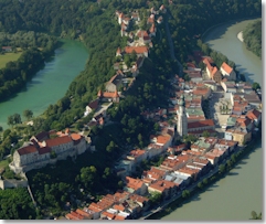 Luftaufnahme Burg(hausen)<br><br>Blick aus der Luft auf die weltlängste Burg: 1051 Meter erstreckt sich die Anlage über der Altstadt rechts und dem Wöhrsee links. Die Brücke über die Salzach verbindet Bayern und Österreich.<br><br>© Digitalbild: Stadt Burghausen und Burghauser Touristik GmbH<br><br>Verwendung nur im Rahmen der Berichterstattung zur Bayerisch-Oberösterreichischen Landesausstellung 2012.<br>Abdruck honorarfrei, Beleg erbeten (STADT BURGHAUSEN, Sachgebiet Städtische Museen und Stadtarchiv, Stadtarchiv Burghausen, Stadtplatz 112, D-84489 Burghausen)