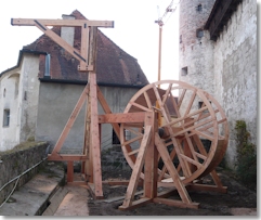 Tretradkran im Gärtlein auf der Altan<br><br>Tretradkran im Gärtlein auf der Altan in der Hauptburg der Burghauser Burg. Unter Verwendung mehrerer Kubikmeter Lärchenholz fertigten die Schreiner Karl Brindl und Konrad Berger aus Obing nach mittelalterlichen Plänen den knapp acht Meter hohen Kran.<br><br>© Fritz K. E. Armbruster, Wasserburg<br>© Haus der Bayerischen Geschichte, Augsburg<br><br>Verwendung nur im Rahmen der Berichterstattung zur Bayerisch-Oberösterreichischen Landesausstellung 2012.<br>Abdruck honorarfrei, Beleg erbeten (STADT BURGHAUSEN, Sachgebiet Städtische Museen und Stadtarchiv, Stadtarchiv Burghausen, Stadtplatz 112, D-84489 Burghausen)