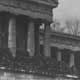 Eine Kundgebung auf der Münchner Theresienwiese führte in einer spontanen Aktion zum Sturz der Monarchie in Bayern. Kurt Eisner rief am 7. November 1918 die Republik aus.