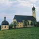 Die altbayerische Kirchenlandschaft ist geprägt von den barocken Zwiebeltürmen. Die Wallfahrtskapelle von Wilparting ist zwei irischen Missionaren, den Heiligen Marinus und Anianus, geweiht.