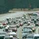 Das bayerische Straßennetz mit 140000 km reicht besonders an Wochenenden und zu Ferienzeiten oft nicht aus. Die Folge sind Staus, etwa auf der Autobahn von Berlin über Nürnberg nach München und weiter bis Salzburg oder in Richtung Italien. Der Bayerische Rundfunk startete 1971 als erster Sender der Bundesrepublik eine Servicewelle für Autofahrer.