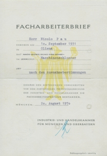 Nach dreijähriger Ausbildung in Abendkursen parallel zu seiner normalen Arbeit legte Nicolo Pau (2. von links) 1970 die Prüfung zum Maschinenschlosser ab (Foto: privat).
