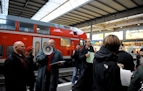 Wie die am Gleis 11 ankommenden „Gastarbeiter“ wurden auch die Theaterbesucher am Bahnsteig begrüßt und per Megaphon zur Weiterleitungsstelle im Bunker gelotst. Im Bild zu sehen (1. und 2. von links) sind der Dolmetscher Remzy Özbay und der Arbeitsvermittler Kurt Spennesberger (Foto: Andrea Huber, München).