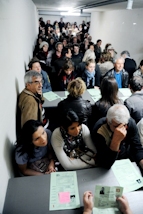 Nach einer kurzen Einweisung im Aufenthaltsraum wurden die Zuschauer nach der auf ihren „Arbeitsverträgen“ enthaltenen Postleitzahlen auf die einzelnen Räume verteilt (Foto: Andrea Huber, München).