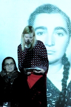 1970 kam Milica Stjepanovic (links im Bild) aus Jugoslawien in die Bundesrepublik, da sie ihre Familie nicht mehr ernähren konnte. In GLEIS 11 berichtete sie von der schmerzhaften Trennung von ihren Kindern und dem besonders herzlichen Verhältnis zu ihren Enkeln (Foto: Andrea Huber, München).