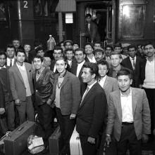 Türkische Arbeiter präsentieren sich stolz mit ihrem Gepäck nach ihrer Ankunft 1964 am Münchner Hauptbahnhof (Bayerische Staatsbibliothek München, Foto: Felicitas Timpe).