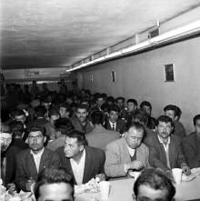 Eng gedrängt nahmen die 'Gastarbeiter' im ehemaligen Luftschutzbunker Platz und warteten auf ihre Anschlusszüge an ihre Zielorte (Bayerische Staatsbibliothek München, Foto: Felicitas Timpe, 1964).