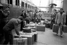 Die Italiener erschienen in feiner Kleidung im fremden Land. Weil sie nicht wussten, was sie erwartete, brachten viele eigene Verpflegung aus der Heimat mit (Stadtarchiv München, Archiv Rudi Dix RD0668A11, Juni 1960).