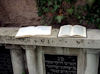 Guest book and Prayer book<br> Wir danken der Stephani-Volksschule Gunzenhausen, die uns dieses Foto im Rahmen des Schülerprojekts „Jüdisches Leben in Gunzenhausen“ zur Verfügung gestellt hat.