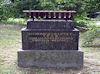 Backside  of Therese Gerst's Gravestone with the inscription: Restored 1948 by the Victims of Persecution of the third Reich.<br> Wir danken der Stephani-Volksschule Gunzenhausen, die uns dieses Foto im Rahmen des Schülerprojekts „Jüdisches Leben in Gunzenhausen“ zur Verfügung gestellt hat.