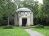 Jüdischer Friedhof Kriegshaber/Augsburg; Grabstein mit Darstellung der Priesterh�nde. Foto: Eva Mair Abersee, 2007