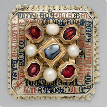 Karl IV. erwarb bei seiner Wallfahrt zum Grab der hl. Elisabeth in Marburg 1357 eine goldene Brosche der Heiligen, die aus fünf Edelsteinen in Form eines Andreaskreuzes, verbunden mit vier Perlen, besteht.  Karl ließ die Reliquie auf eine mit Schrift verzierte Plakette aus Edelmetallen montieren und stiftete sie an das in Udine befindliche Grab von Bertrand, dem 1350 verstorbenen Patriarchen von Aquileia. (Foto: Udine, Domschatz) 