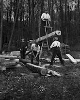 Eisenbahnschwellen wurden in aufwändiger handwerklicher Arbeit direkt im Wald hergestellt, zunächst mit der Axt geschlagen, dann mit der Gestellsäge besäumt, der Länge nach eingeschnitten, zum Trocknen gestapelt und schließlich abtransportiert. / Technische Universität München, Lehrstuhl für Forstliche Arbeitswissenschaft und Angewandte Informatik, Freising