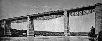 Dampflokomotive auf der Isarbrücke bei Großhesselohe, 1851 bis 1857 erbaut. / Foto Berger, Prien a. Chiemsee