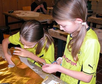 In den museumspädagogischen Workshops werden die Schüler selbst aktiv und vertiefen die Inhalte der Ausstellung.
