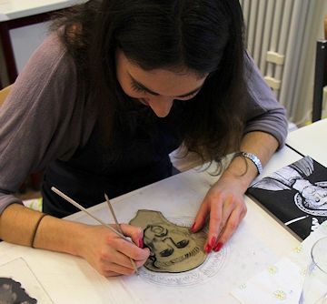 Eine Schülerin der Glasfachschule Zwiesel bei der Rekonstruktion des Petrus-Glasfensters aus dem Regensburger Dom.