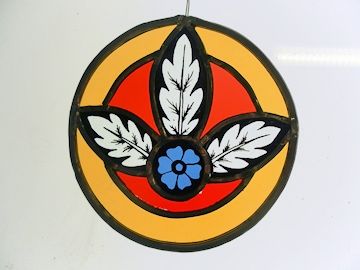 Ein Glasfenster mit gotischen Schmuckornamenten, produziert von Schülerinnen und Schülern der Glasfachschule Zwiesel. Solche Schmuckornamente sind im Ausstellungsshop zu erwerben.