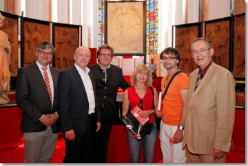 Sehnlich erwartet, die „runden“ BesucherInnen der Ausstellung: Am 24. Juli wurde Ingrid Wanninger, zusammen mit  Martin Lex aus Erding, als 50000. Gast begrüßt von Projektleiter Dr. Peter Wolf (links), dem Regensburger Oberbürgermeister Joachim Wolbergs, dem Direktor des Hauses der Bayerischen Geschichte, Dr. Richard Loibl sowie dem Regensburger Kulturreferenten Klemens Unger.