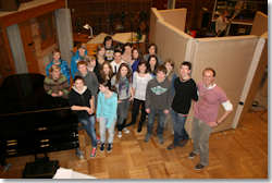 Die Schüler/innen bei der Arbeit mit den Mediencoaches. Eingesprochen wurden die Stücke in den Hörspielstudios des BR.