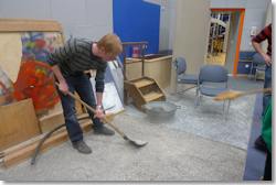 Die Schüler/innen bei der Arbeit mit den Mediencoaches. Eingesprochen wurden die Stücke in den Hörspielstudios des BR.