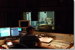 Die Schüler/innen bei der Arbeit mit den Mediencoaches. Eingesprochen wurden die Stücke in den Hörspielstudios des BR.