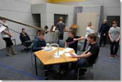 Die Schüler/innen bei der Arbeit mit den Mediencoaches. Eingesprochen wurden die Stücke in den Hörspielstudios des BR.