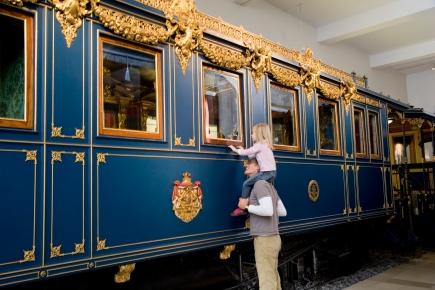 Nur selten kam der Hofzug zum Einsatz, als sicher gilt, dass Ludwig II. den von seinem Vater übernommenen Zug bei seiner Frankenreise 1866 benutzte. Nach dem Umbau von 1868 bis 1870 stellte der bayerische Prunkzug die Salonwagen anderer Fürsten in den Schatten. So vermerkte die Presse beim Besuch Kaiser Wilhelms I., der 1871 auf der Durchreise zur Kur nach Gastein in Schwandorf mit Ludwig II. zusammentraf und von dort nach Regensburg in dessen Salonwagen fuhr, dass der Kaiser aus Berlin mit einem „bräunlich geschwärzten, einfachen Zug“ angekommen war. © DB Museum, Nürnberg