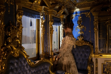 Die Umbaupläne des bekannten Architekten Friedrich Bürklein trafen nicht die Erwartungen des Königs. Der Auftrag wurde an Franz Seitz vergeben, den technischen Direktor des Hoftheaters, der unter anderem auch am Bau von Schloss Linderhof beteiligt war. Anlässlich des Umbaus wurde der Hofzug auch um ein Toiletten- und ein Waschkabinett sowie eine Dampfheizung erweitert. Die Kosten beliefen sich auf über 19000 Gulden. © DB Museum, Nürnberg