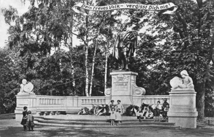 Vor fast genau hundert Jahren wurde das Ludwig-Denkmal im Nürnberger Stadtpark errichtet. Die Postkarte zeigt das Monument kurz nach der feierlichen Enthüllung am 24. August 1913. Zu Füßen der Statue sind noch die anlässlich der Einweihungsfeier niedergelegten Kränze zu sehen. Die rund vier Meter hohe Bronzefigur des Königs im Ornat des Hubertusritterordens steht auf einem Sockel, flankiert von zwei Putten, die Schilde mit den Wappen Bayerns und Nürnbergs präsentieren. Um Metall für die Herstellung von Munition zu gewinnen, wurde die Statue 1944 eingeschmolzen. Die verbleibenden Teile wurden nach dem Zweiten Weltkrieg abgetragen. © Haus der Bayerischen Geschichte, Augsburg