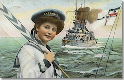 Die Bildpostkarte mit einem weit verbreiteten Motiv zeigt im Hintergrund ein Kriegsschiff sowie die Reichskriegsflagge; das Mädchen im Vordergrund trägt einen Matrosenanzug, auf der Mütze ist mit dem Namen „S.M.S. Bayern“ ein Bezug zur Flottenbegeisterung, die auch im meerfernen Bayern herrschte, hergestellt. (Foto: Haus der Bayerischen Geschichte)