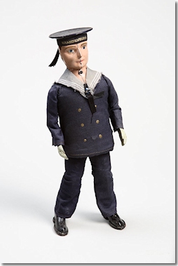 Vor dem Ersten Weltkrieg begeisterten sich auch weite Teile der bayerischen Bevölkerung für die Idee einer schlagkräftigen deutschen Flotte. Auch in die Kinderzimmer fand die Flottenbegeisterung mit vielfältigem Marinespielzeug Eingang. (Foto: © Museen der Stadt Nürnberg, Spielzeugmuseum / Fotostudio Fotura / Rainer Wrede, Fürth)