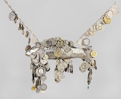 Bis heute verwendet die Würzburger Fischerzunft den  kunstvoll gearbeiteten „Silbernen Karpfen“ als „Willkomm“ bei festlichen Anlässen. Den eigentlichen Trinkpokal bildet der abnehmbare Kopf. (Foto: © Haus der Bayerischen Geschichte / Philipp Mansmann)