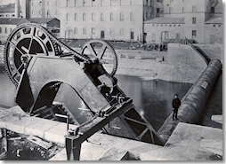 Das erste Walzenwehr der Welt wurde 1902 am Grundablass bei Schweinfurt von der Maschinenfabrik Augsburg-Nürnberg (MAN) gebaut. (Foto: © Stadtarchiv Schweinfurt, Fotosammlung 19f)	