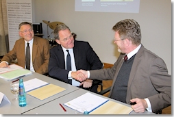 Dr. Wolfgang Heubisch (Bayerischer Staatsminister für Wissenschaft, Forschung und Kunst) und Dr. Marcel Huber (Bayerischer Staatsminister für Umwelt und Gesundheit) im November 2011 bei der Unterzeichnung der Kooperationsvereinbarung zur Bayerischen Landesausstellung 2013 „Main und Meer“ (Foto: Bayerisches Staatsministerium für Wissenschaft, Forschung und Kunst)