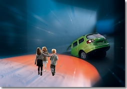 2006 wurde ein im Main versenkter Mercedes spektakulär geborgen. Die Ausstellungsgestaltung greift dieses Thema auf. (Foto/Entwurf: © graficde’sign pürstinger, Salzburg)