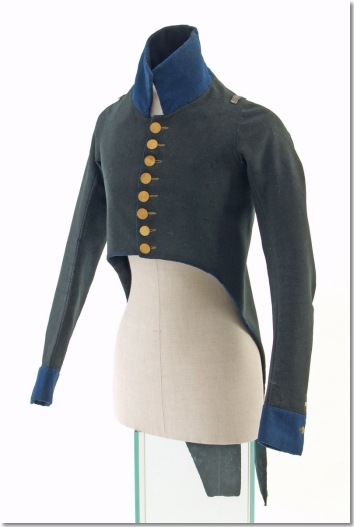 Maximilian Graf Arco (1772-1809) soll in dieser Uniform in der dritten so genannten  Bergiselschlacht am 12. August 1809 in einem Gefecht mit den Tirolern bei Schwaz gefallen sein. Die Uniformjacke weist noch Blutspuren am Kragen auf, die Weste ist stark durchlöchert und blutgetränkt. Maximilian Graf Arco war Führer eines oberländischen Gebirgsschützenkorps.  (Bayerisches Armeemuseum Ingolstadt)