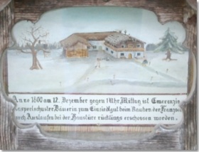 Das Gedenkbild in Form eines Marterls steht vor dem ehemaligen Einsiedl-Hof bei Palling (Lkr. Traunstein). Die Inschrift des außergewöhnlichen Bildes berichtet: „Anno 1800 am 12. Dezember gegen 1 Uhr Mittag ist Emerenzia Kasperlschuster Bäuerin zum Einsiedlgut beim Rauben der Franzosen durch Auslaufen bei der Haustüre rücklings erschossen worden.“ Dieses Fundstück stellte uns freundlicherweise Hans Helmberger, Vorsitzender des Historischen Vereins für den Chiemgau zu Traunstein e.V., zur Verfügung.